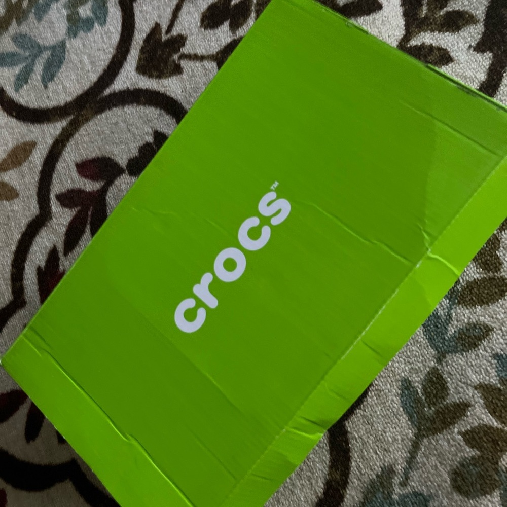Size 6  Women  Men 4 CROCS Brand New Never Worn